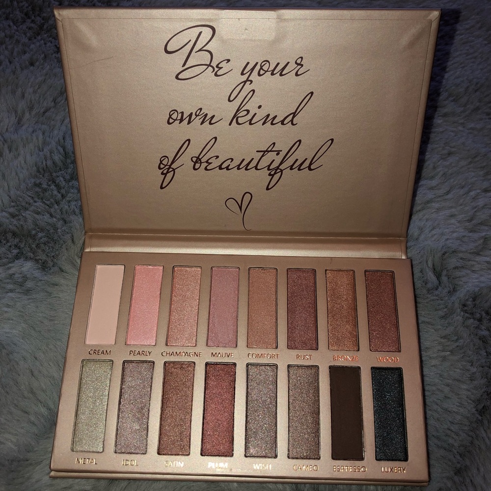 Glitter and nudes eyeshadow pallet